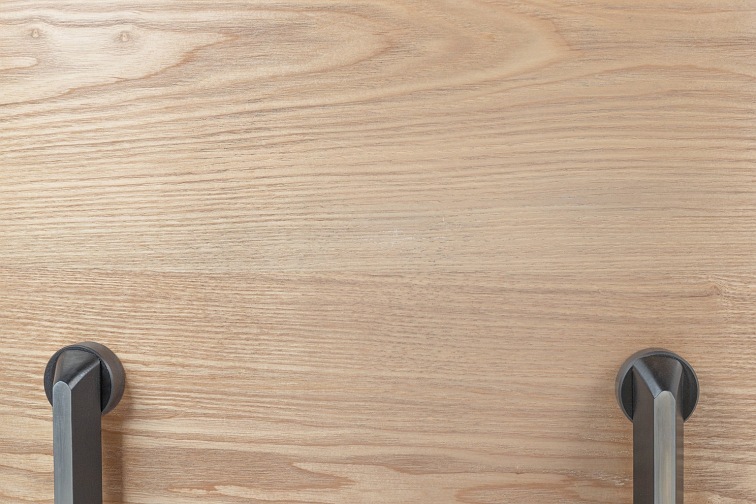 Fotel LOUNGE HM PREMIUM SZEROKI z podnóżkiem czarny - sklejka jesion, skóra naturalna