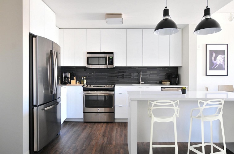 Stołek barowy LEXI biały