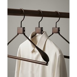 Zestaw 4 Drewnianych Wieszaków na Ubrania SHP SOLID Czarny